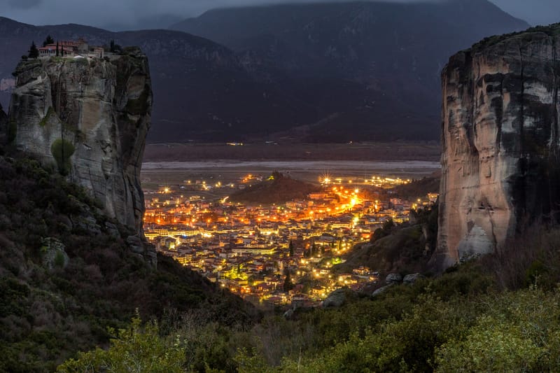Vista nocturna de la ciudad de Kalambaka desde Meteora, Grecia