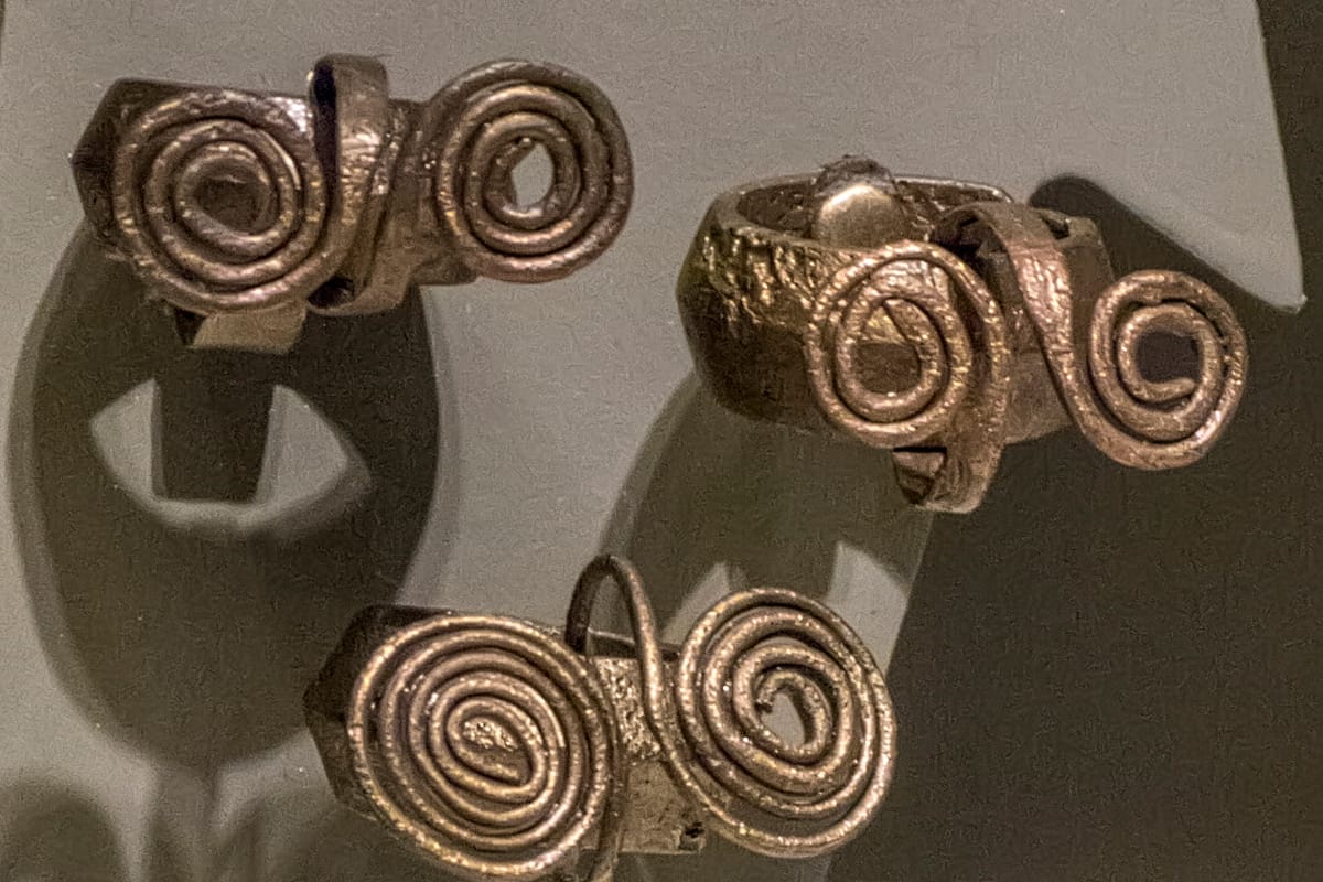 Grave Goods of a 9th century BCE aristocratic woman buried near the royal tombs in the necropolis of Aigai 04